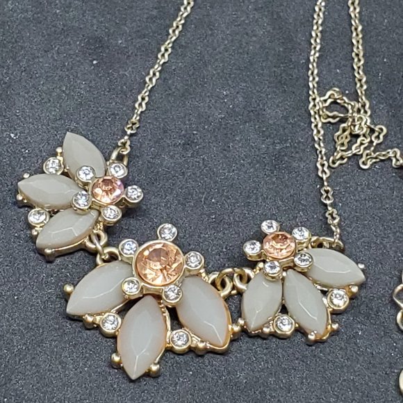 LC Gold Tone Flower Pendant Necklace Rhinestone 16 - Picture 2 of 4